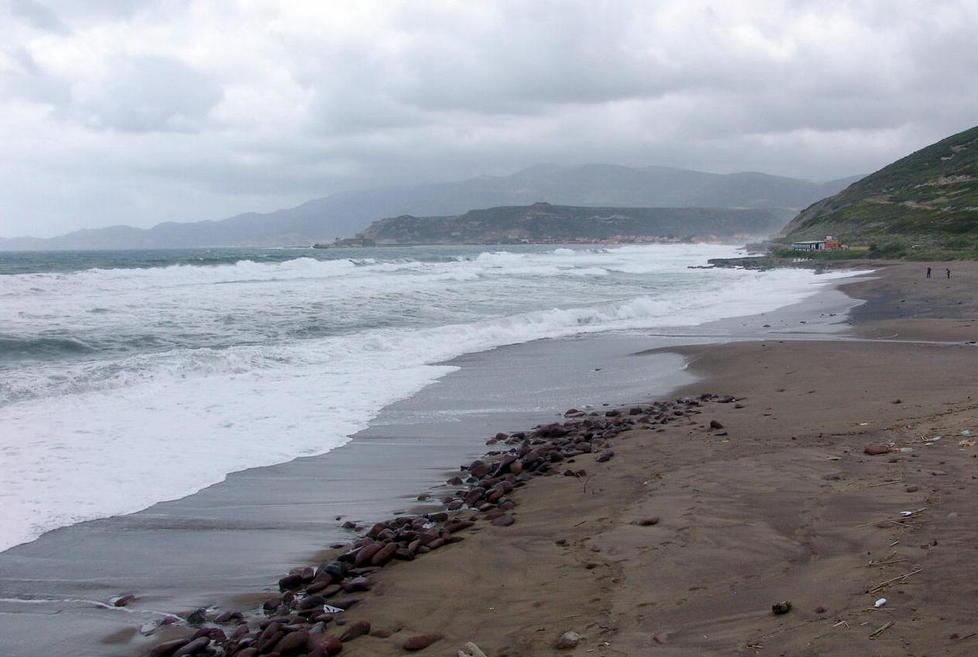 In difficoltà in mare, 12enne salvata dal bagnino a Turas