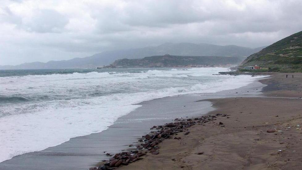 In difficoltà in mare, 12enne salvata dal bagnino a Turas