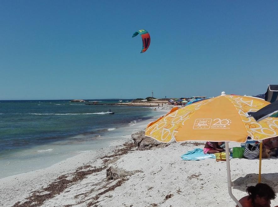 Con i kitesurf a due passi dalla riva 