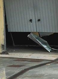 Auto sbanda e distrugge la serranda del box garage