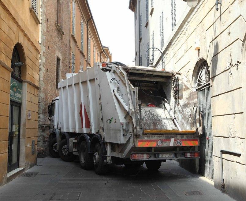 Piazza chiusa con i camion «Perché Iren e chi paga?» 