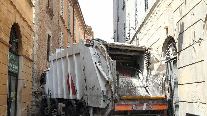 Piazza chiusa con i camion «Perché Iren e chi paga?»