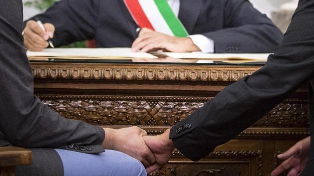 «Unioni civili, così lui diventa italiano ma mia mamma non lo sa»