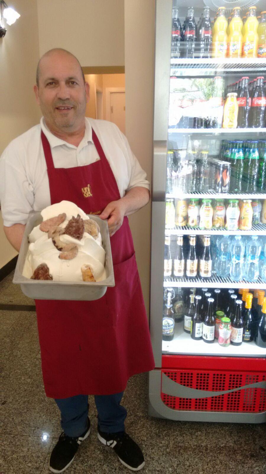 Mario Ruzzoli mostra la vaschetta di gelato allo zimino