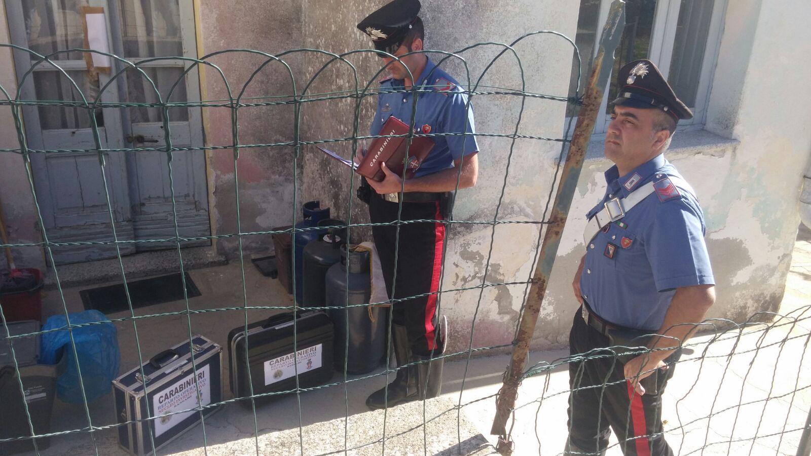 I carabinieri davanti alla casa di Anela in cui è avvenuto il matricidio