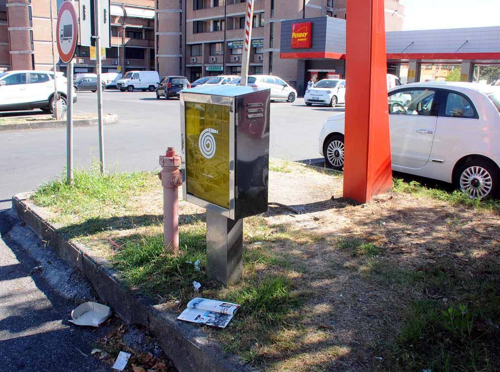 Rissa con i pugni e il coltello in stazione