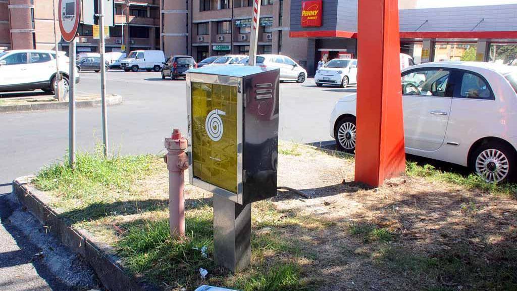 Rissa con i pugni e il coltello in stazione
