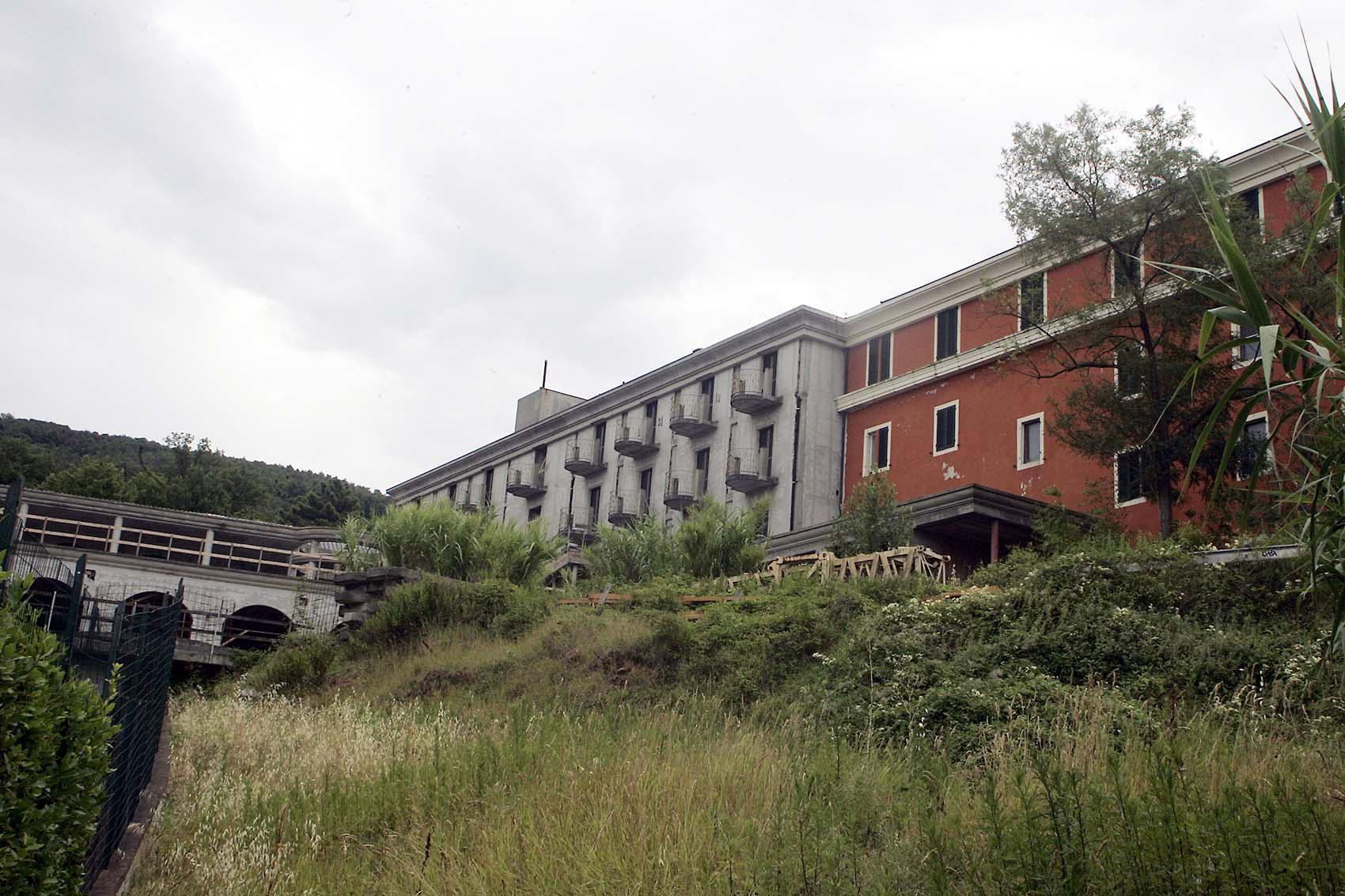 Una veduta dell'ex stabilimento di Grotta Parlanti a Monsummano