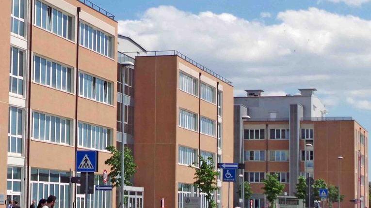 Ferrara, si era gettata nel vuoto: è fuori pericolo