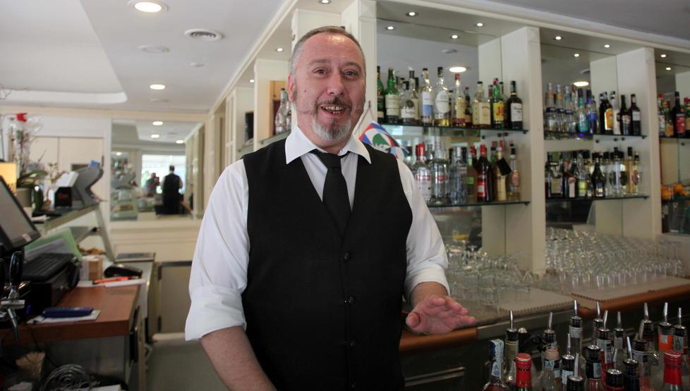 Barman e medico fuori servizio salvano turista colpito da infarto 