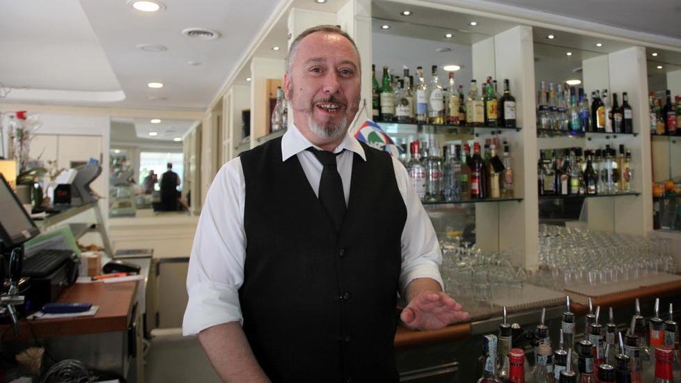 Barman e medico fuori servizio salvano turista colpito da infarto