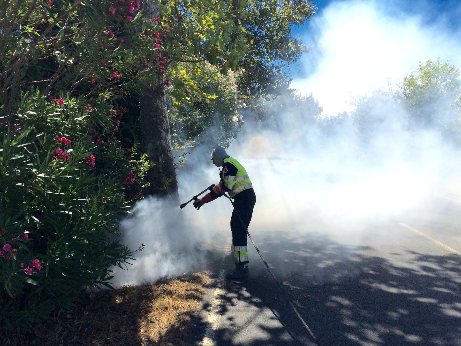 Al lavoro per spengere l'incendio