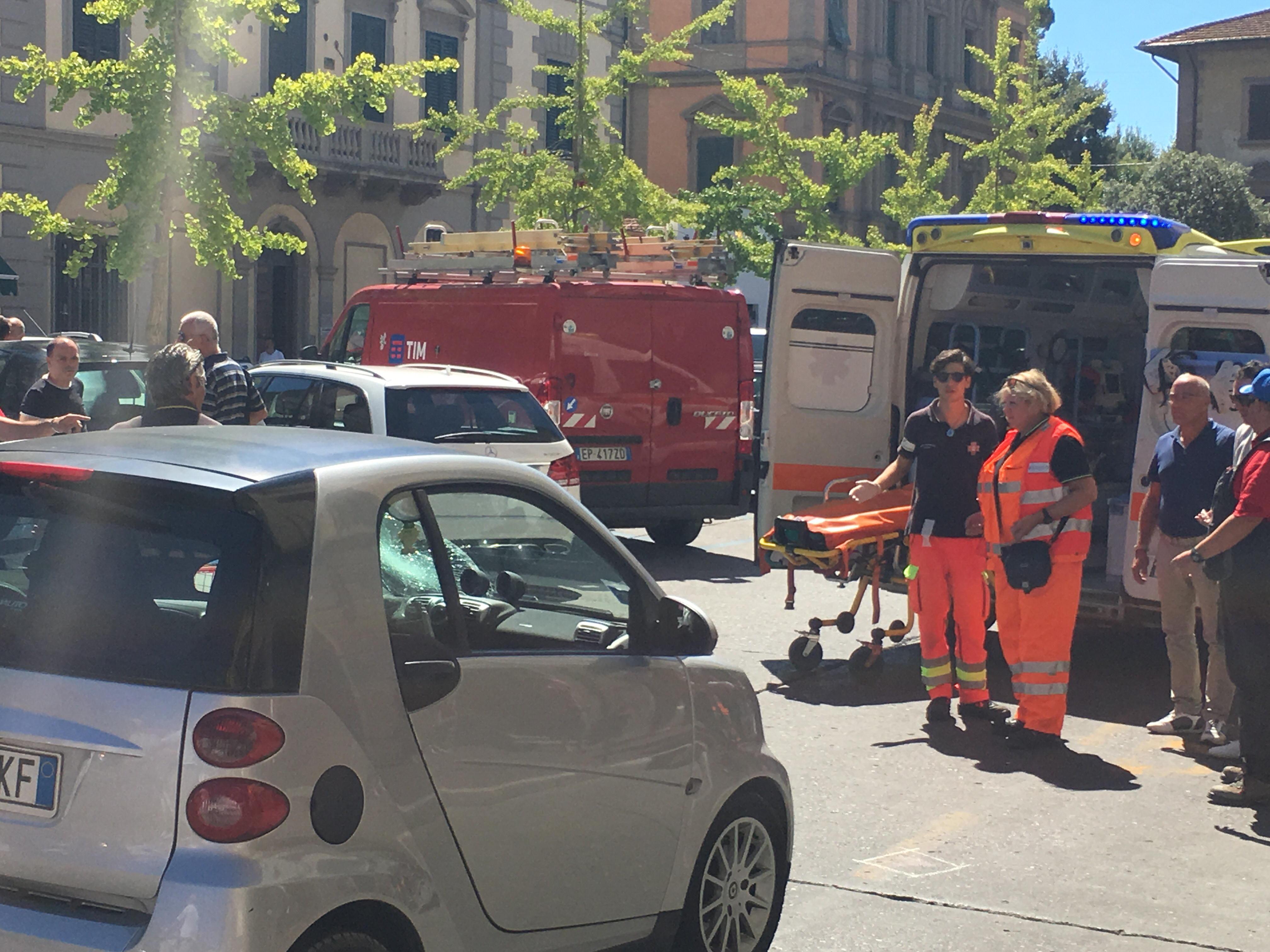 Investita da un'auto mentre attraversa in  pieno centro, è grave 