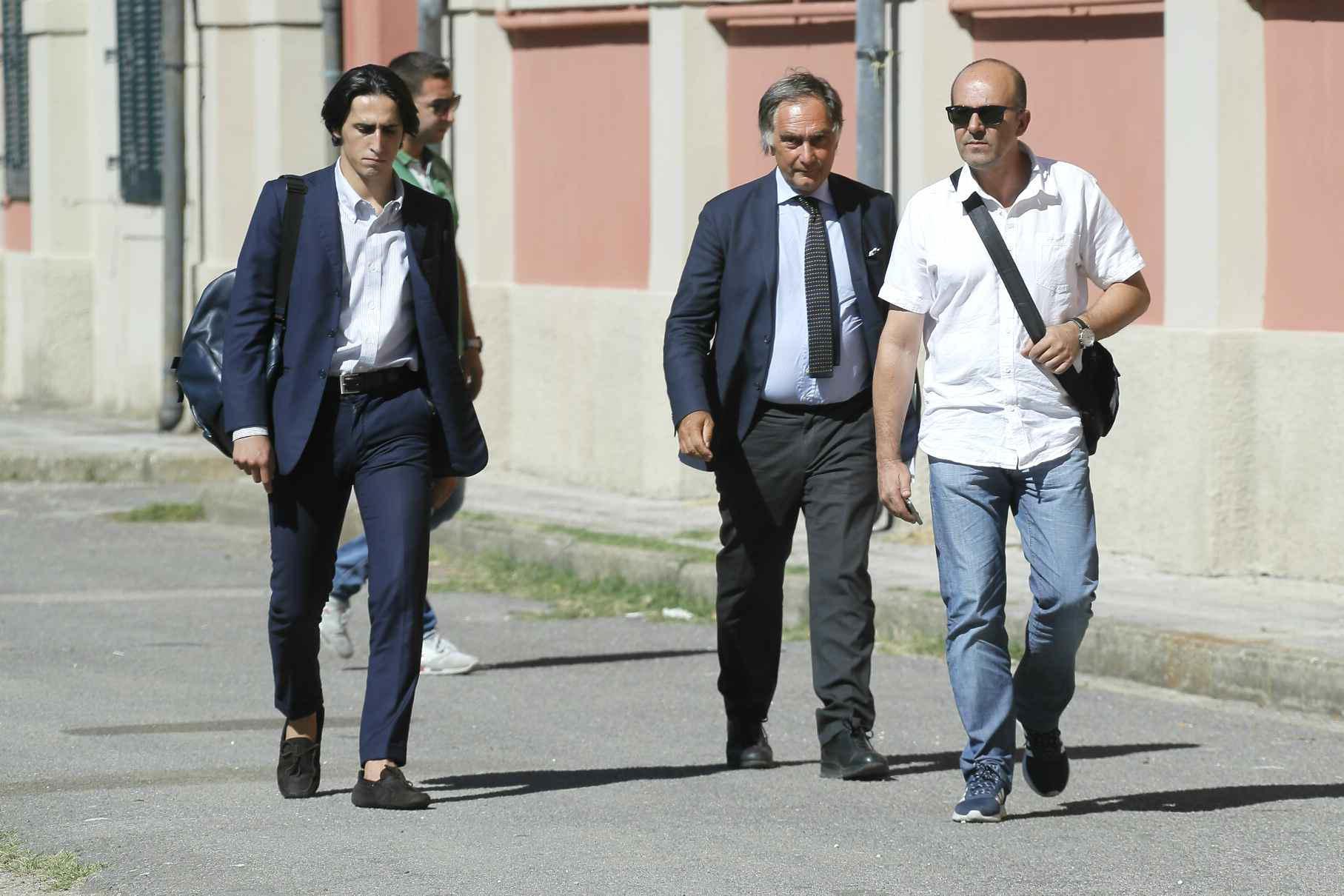L'arrivo a San Rossore di Lorenzo Giorgio Petroni, a sinistra, e dell'avvocato Cecinelli (Muzzi)
