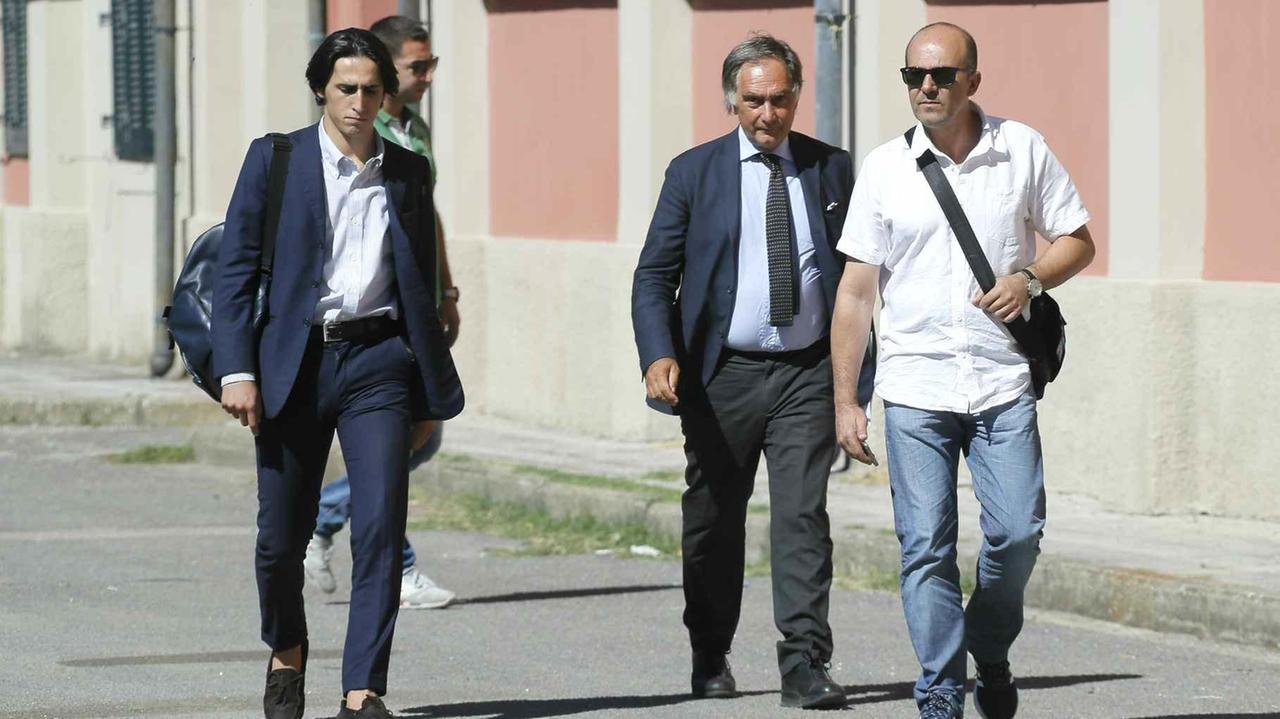 L'arrivo a San Rossore di Lorenzo Giorgio Petroni, a sinistra, e dell'avvocato Cecinelli (Muzzi)