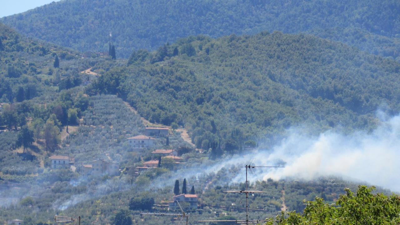 Vasto incendio sulle colline sopra Quarrata