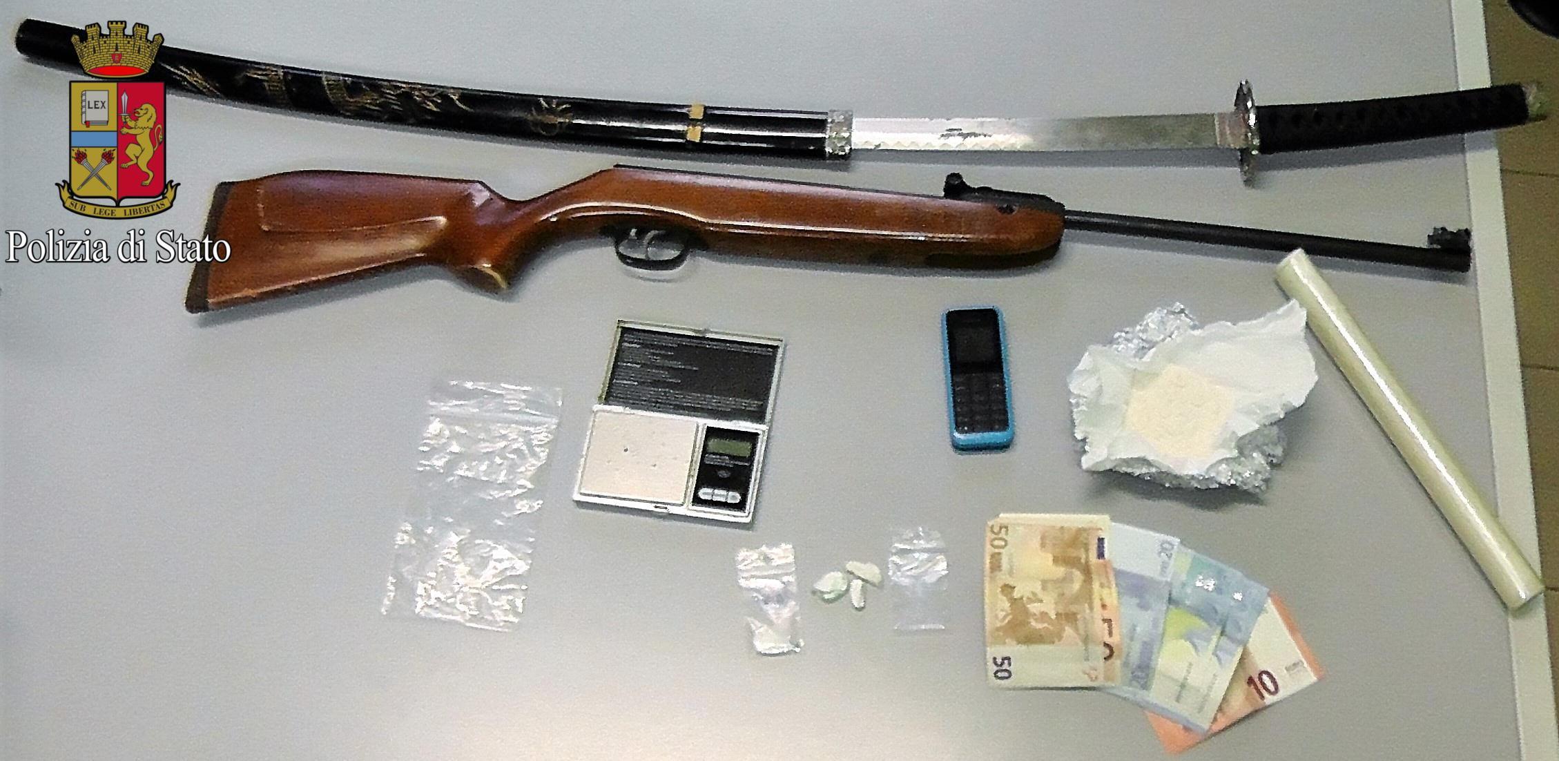 Armi, contanti e bilancina di precisione sequestrati dalla polizia a casa dello spacciatore