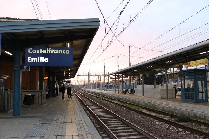 Castelfranco, treno fermato per recuperare bimba