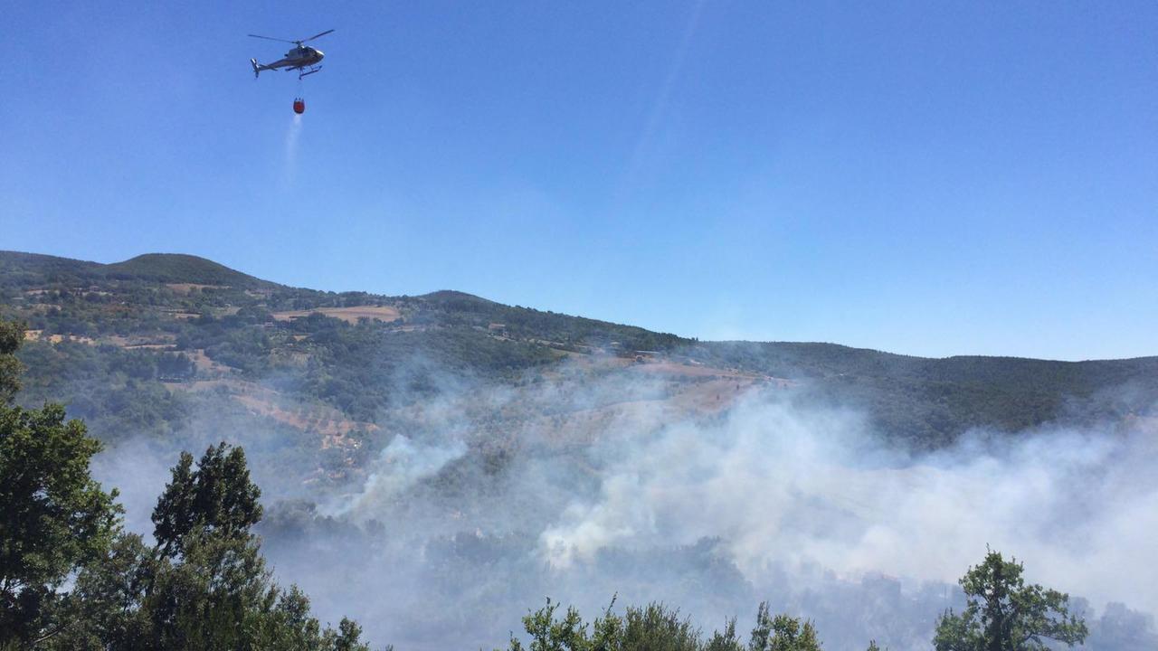 L'elicottero sul luogo dell'incendio