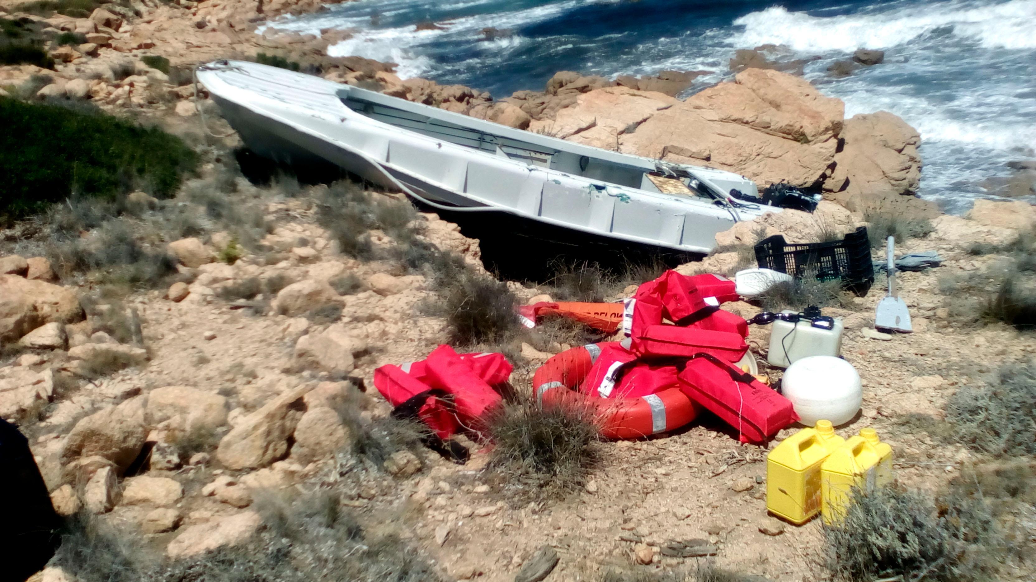 Villaputzu, imbarcazione sugli scogli, scatta l'allarme ma a bordo non c'è nessuno 