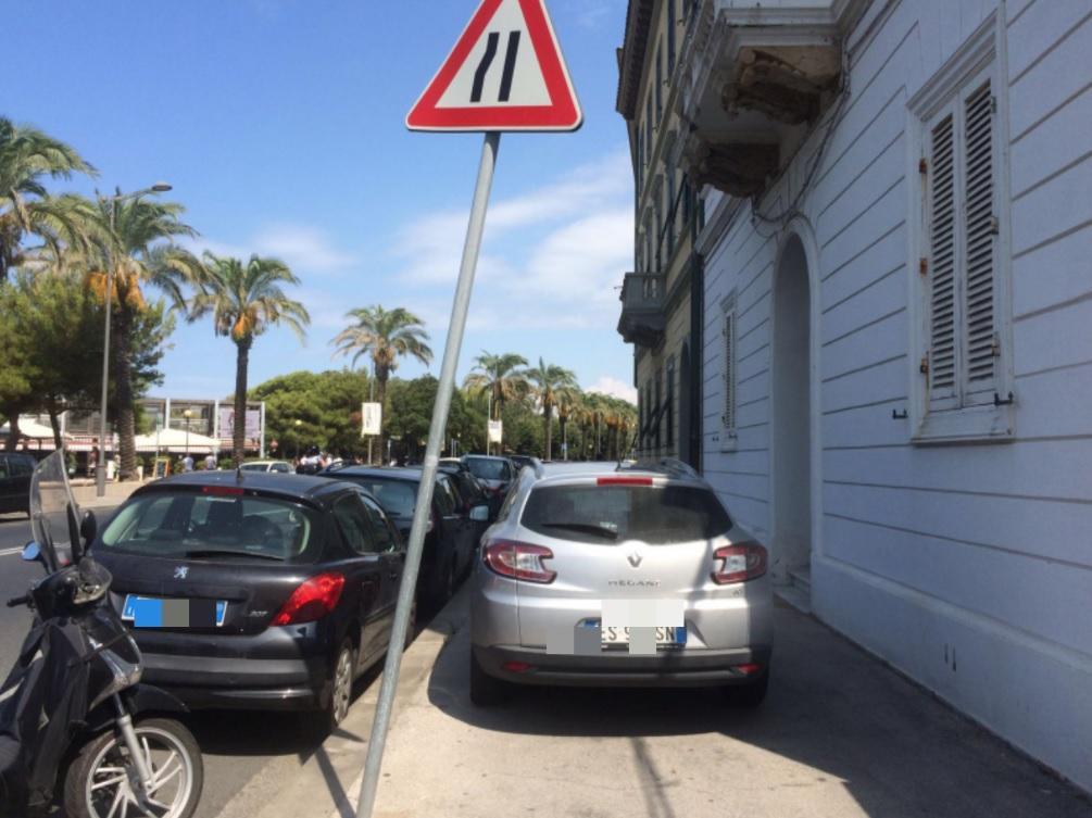 L'auto incastrata sul marciapiede nel viale Italia   