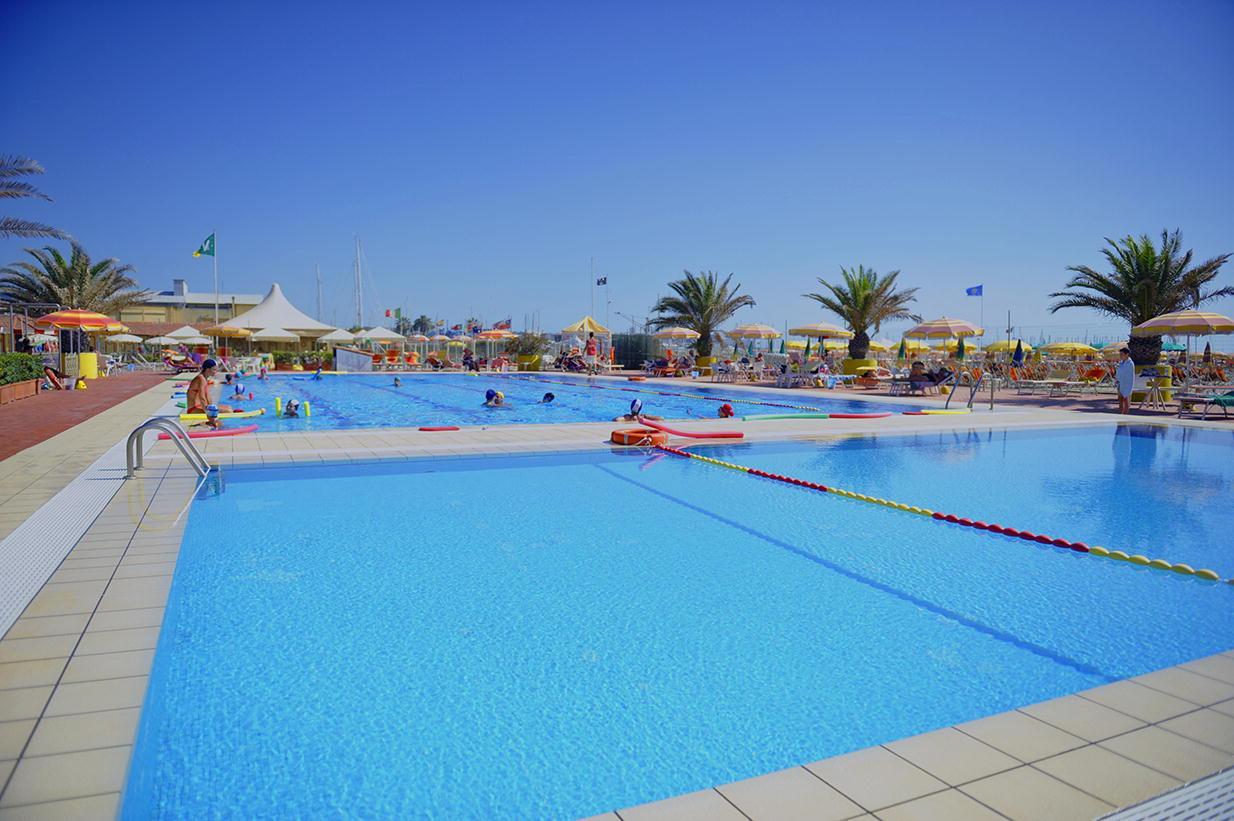 La piscina del bagno Nettuno a Viareggio dove è stata ritrovata la collana d'oro