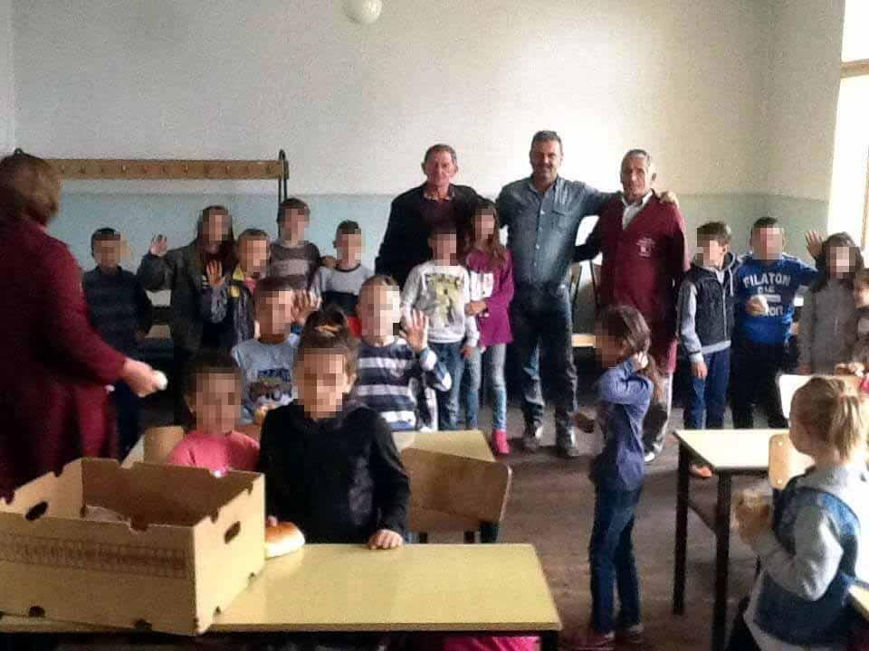 Giancarlo Biagini in una scuola del Kosovo insieme ai bambini