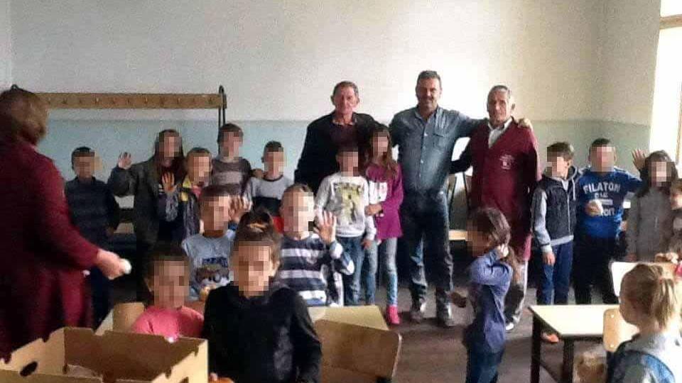 Giancarlo Biagini in una scuola del Kosovo insieme ai bambini