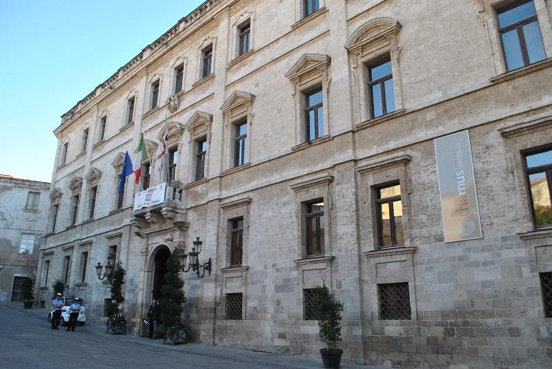 Scambio di offese in consiglio comunale: per il giudice tra politici non c’è diffamazione 