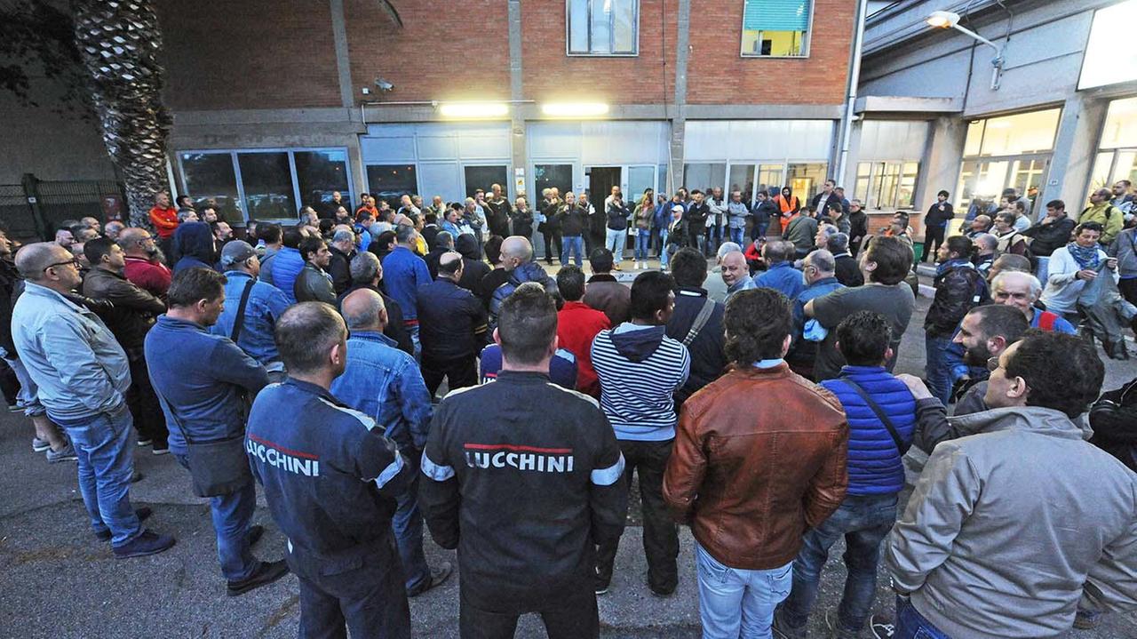 Un’assemblea nel piazzale di Aferpi (foto Paolo Barlettani)
