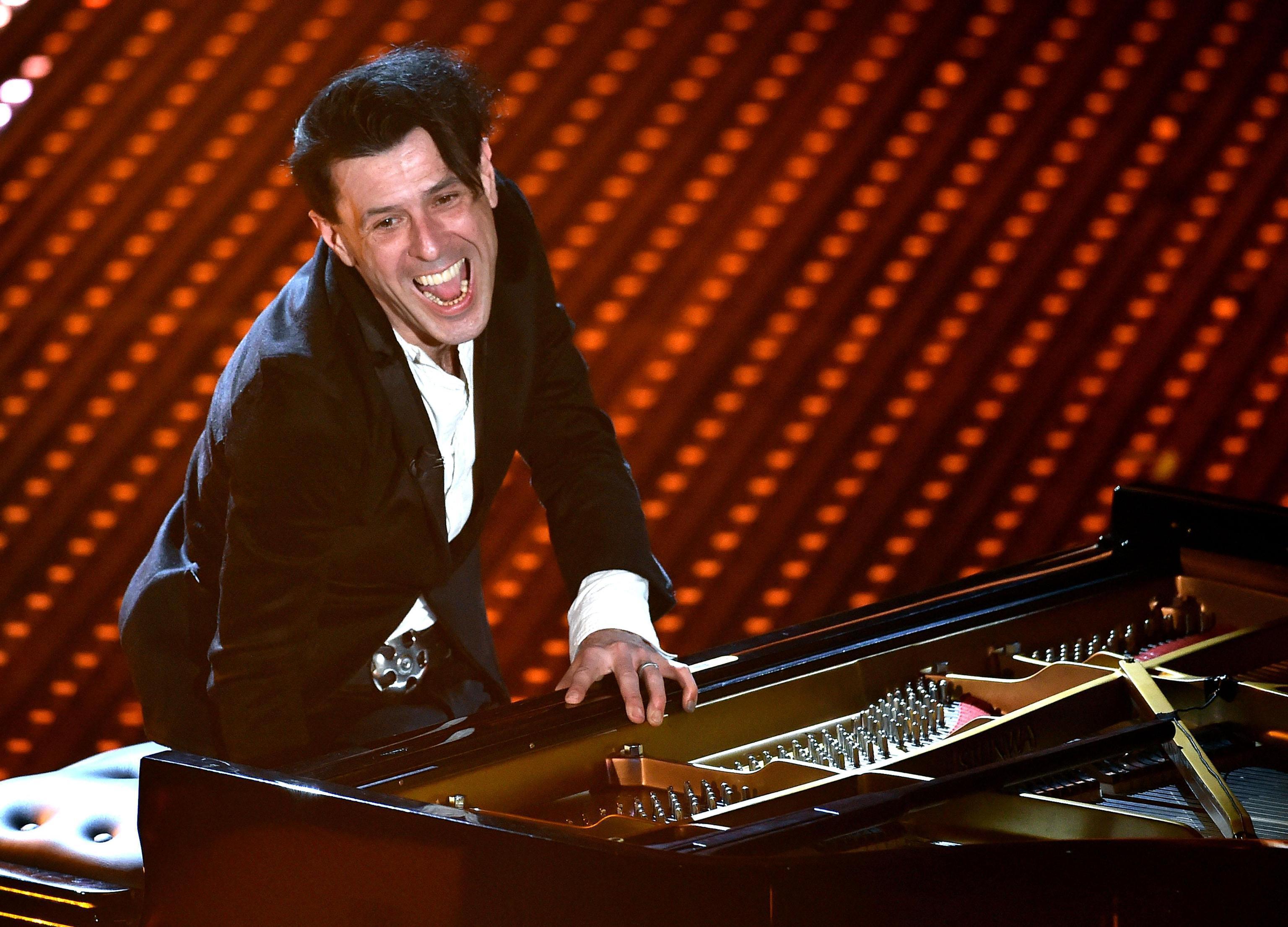 Ezio Bosso al piano durante l'esibizione a Sanremo