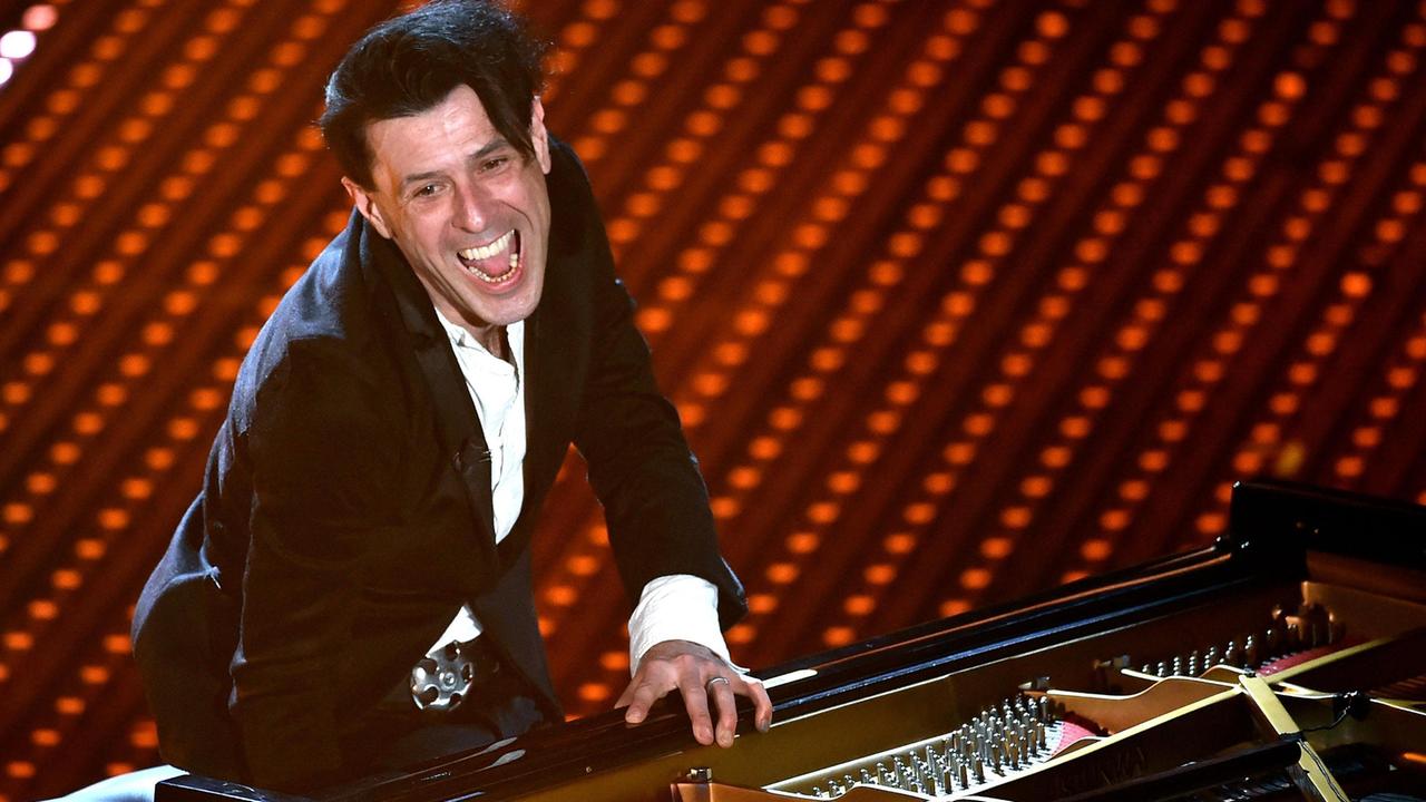 Ezio Bosso al piano durante l'esibizione a Sanremo