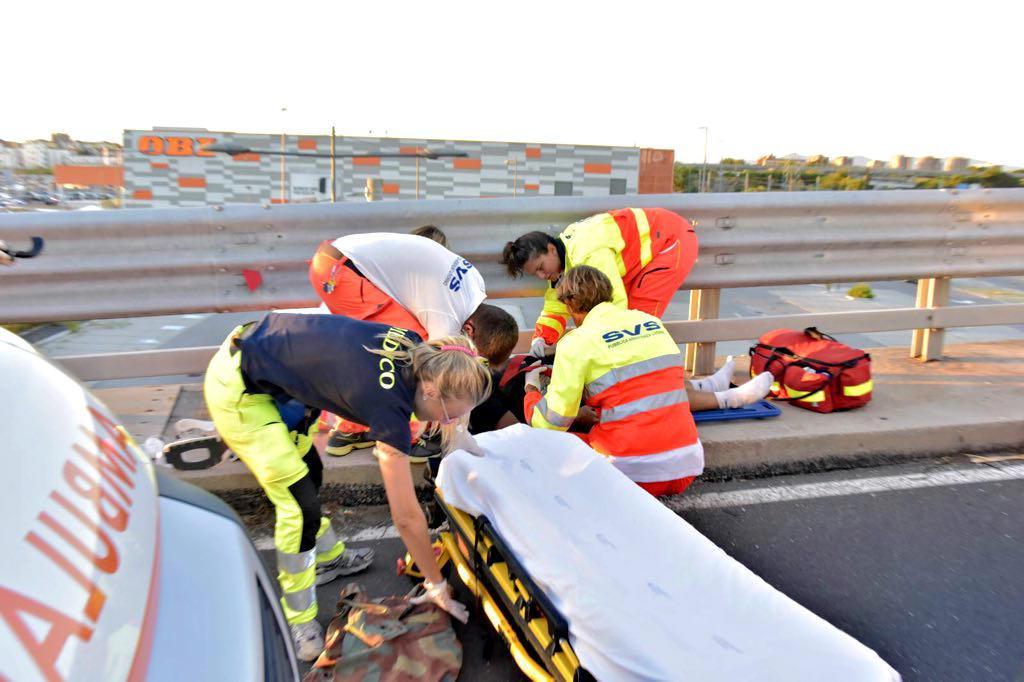 Ciclista colpito sul ponte dall'auto pirata, sospetti su una settantenne 