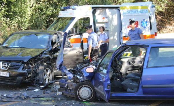 Scontro frontale tra auto Muore anziano sulla 325 