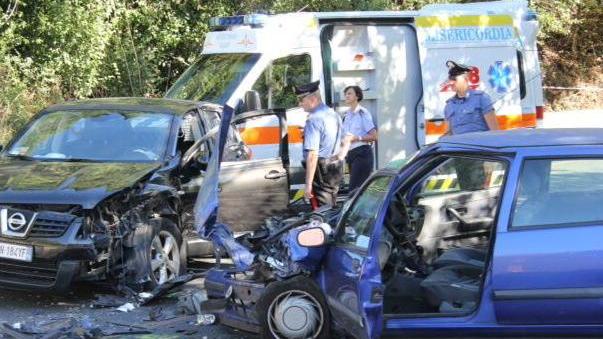 Scontro frontale tra auto Muore anziano sulla 325