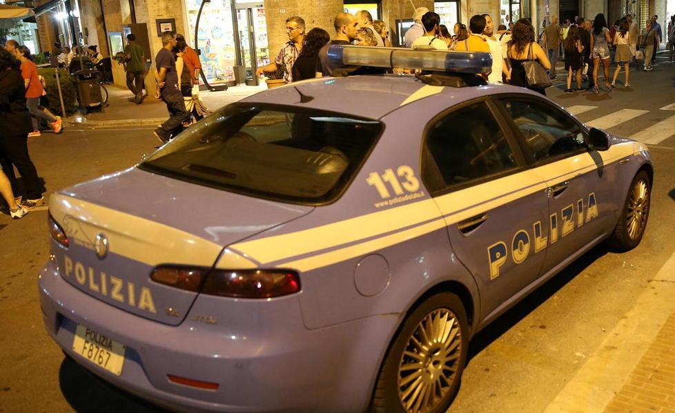 Martellate contro la parete per entrare in un negozio 