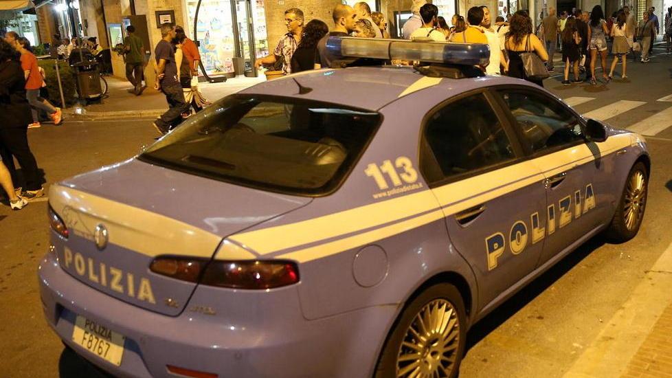 Martellate contro la parete per entrare in un negozio