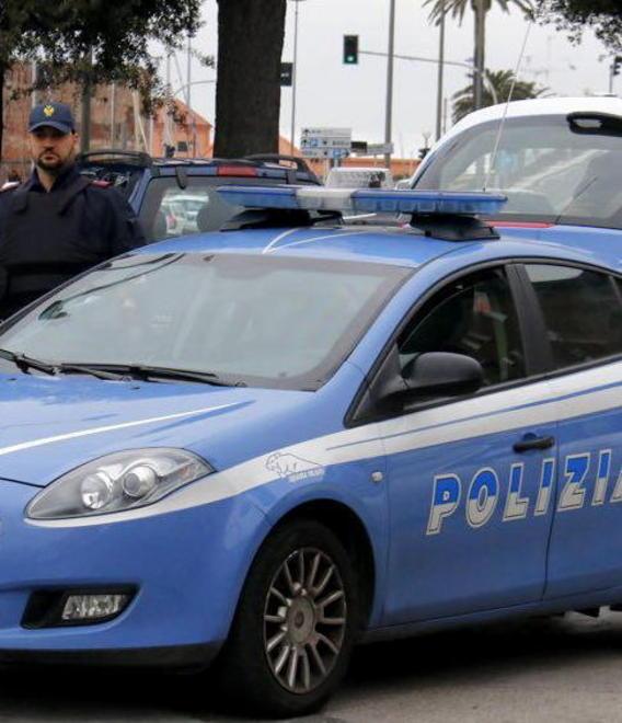 Strappa catenina a turista sul treno 