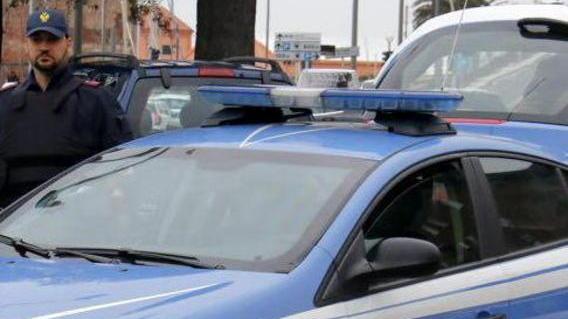 Strappa catenina a turista sul treno