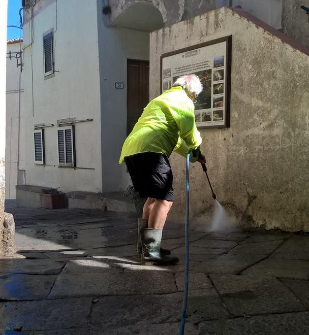 San Piero, fontana pulita dai volontari
