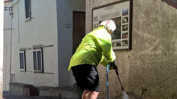 San Piero, fontana pulita dai volontari