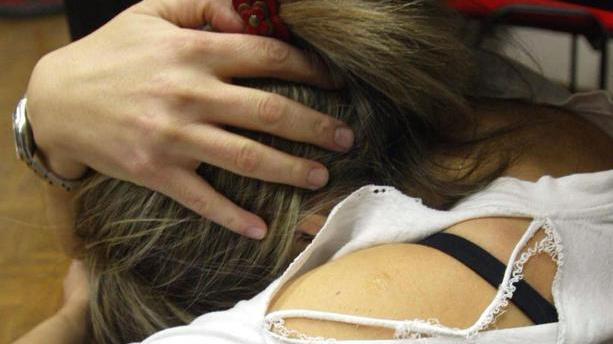 Bimbo tenta di aprire portone: è allarme