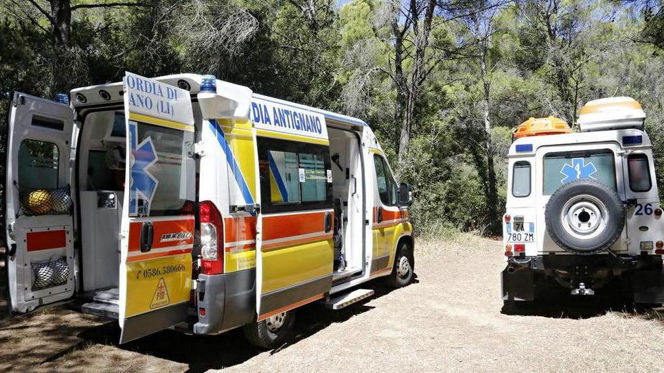 Cade dalla bici in mezzo al bosco: soccorso col Pegaso