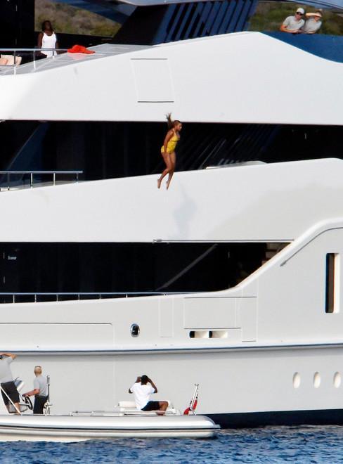 Beyoncé tuffatrice spericolata Volo di nove metri dallo yacht