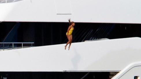 Beyoncé tuffatrice spericolata Volo di nove metri dallo yacht