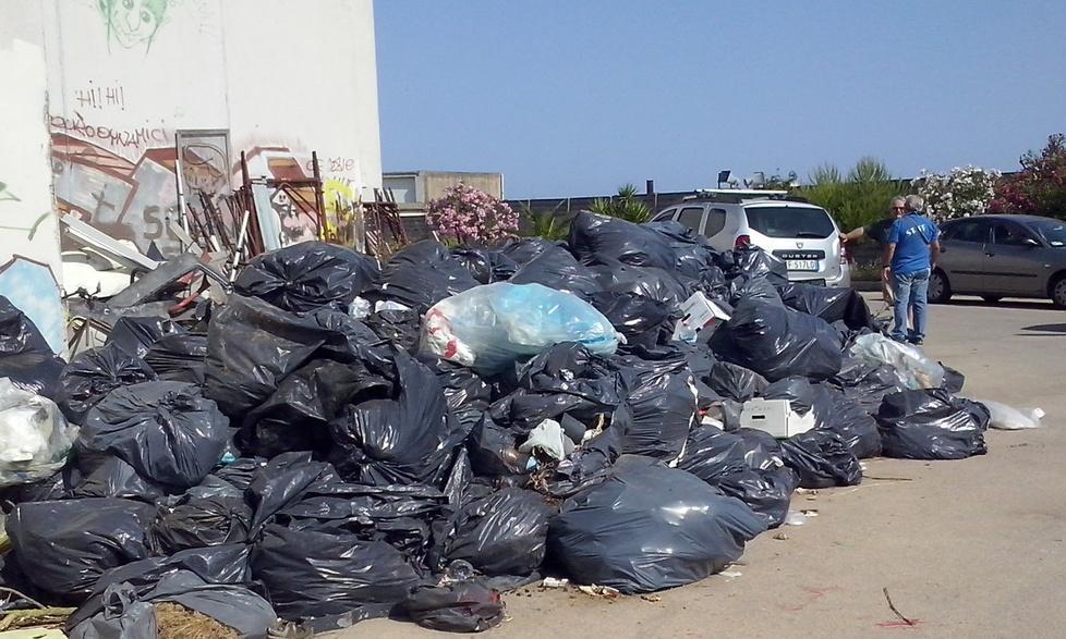 Una discarica abbandonata da mesi 