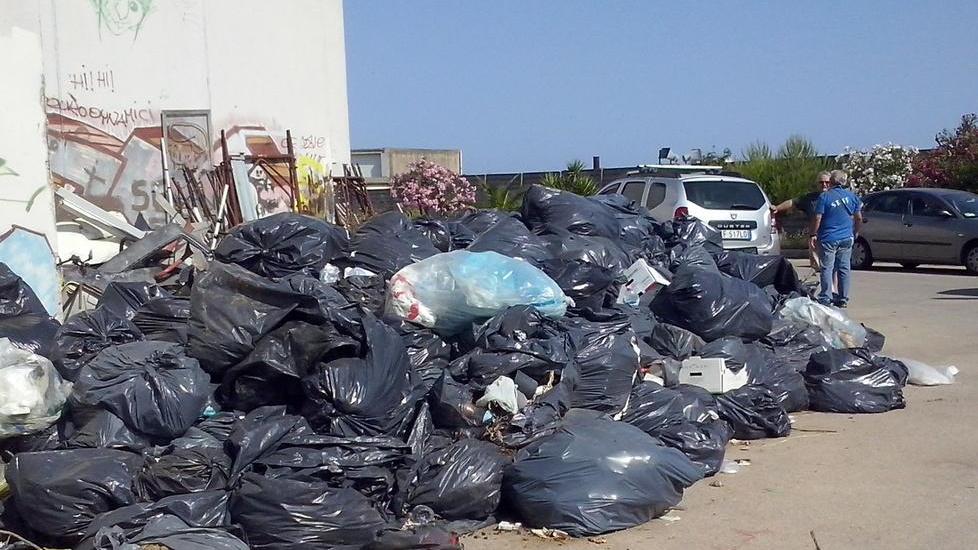 Una discarica abbandonata da mesi