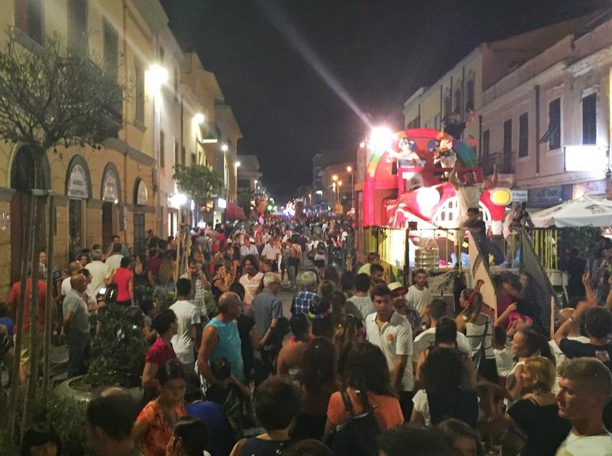 Il Carnevale estivo fa ballare tutta la città 