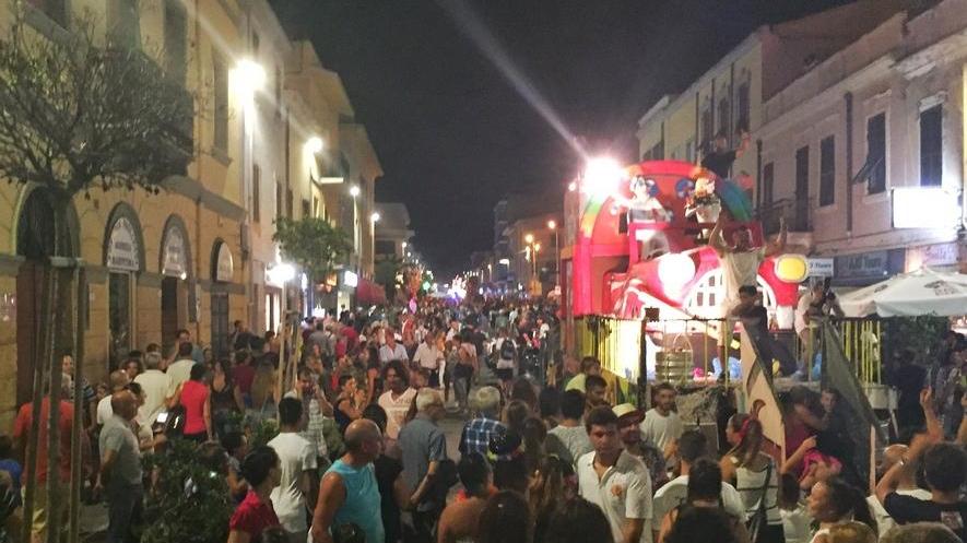 Il Carnevale estivo fa ballare tutta la città
