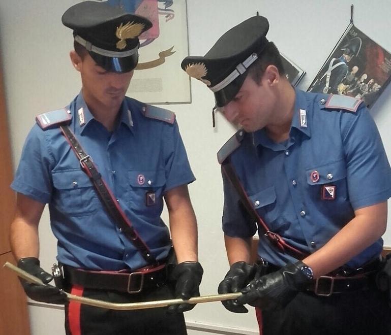 Trova un uomo dalla ex lo ferisce a sprangate 